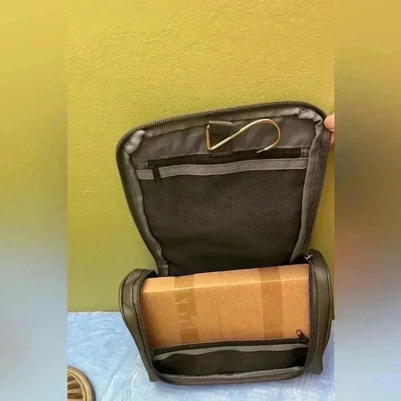 🆕 Izod Three Piece Travel Kit - Picture 7 of 8